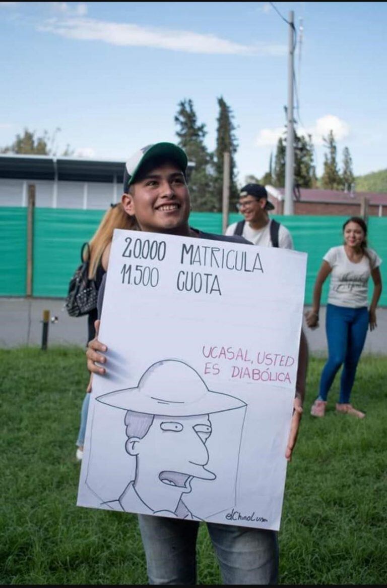 Postales de la protesta por el aumento de aranceles en la UCASAL. (Redes Sociales)