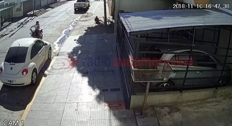 Una mujer se resistió al violento asalto de motochorros en Corrientes. (Foto: Captura)