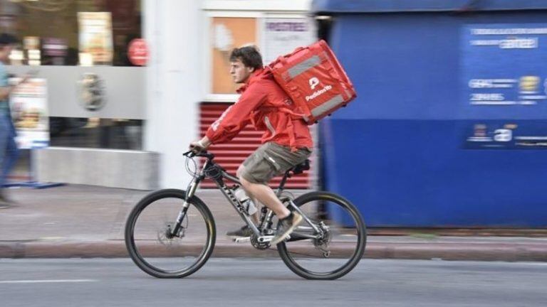 Repartidores de delivery realizan un paro total reclamando mejoras en las condiciones laborales