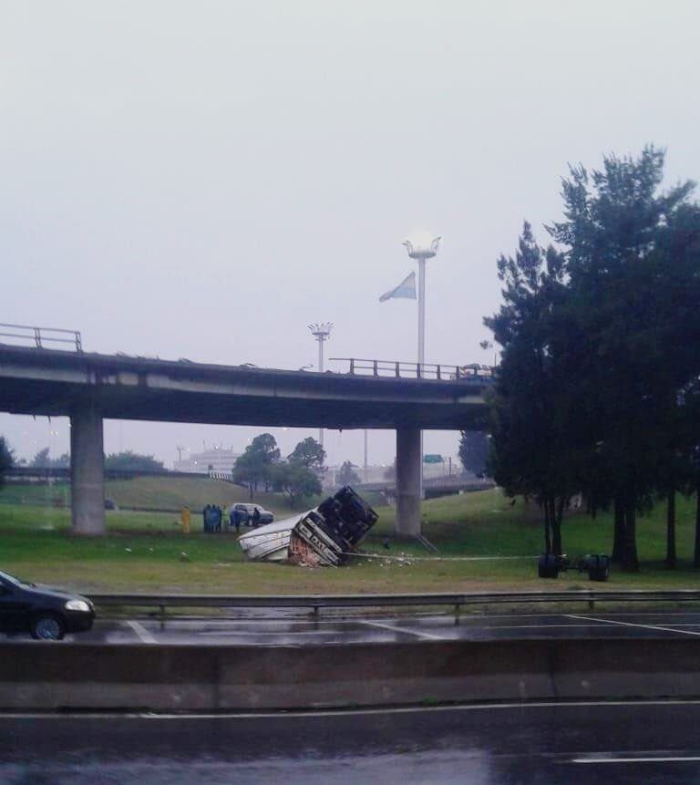 Camión perdió el control en la General Paz (Foto: Twitter)