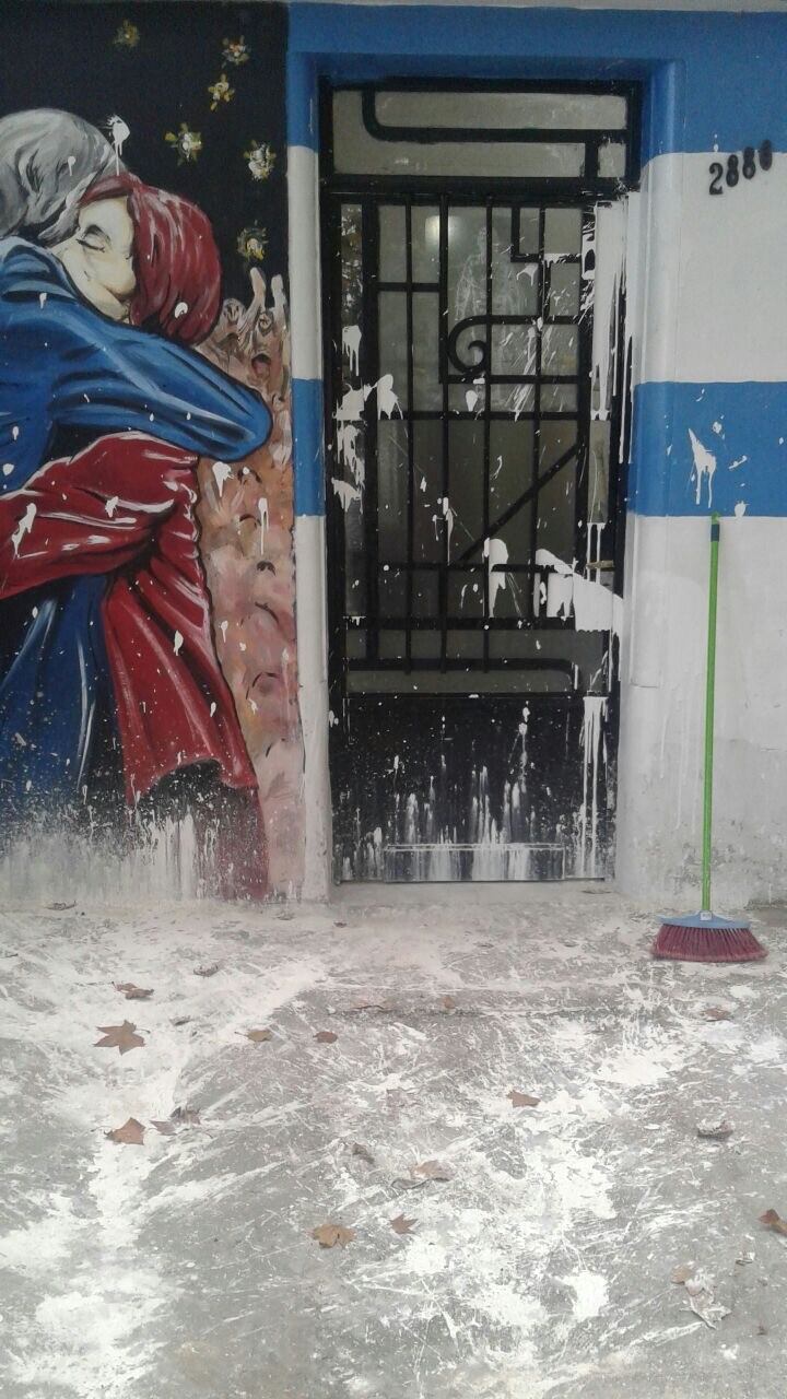 Un local de La Cámpora en Rosario amaneció vandalizado con pintura.