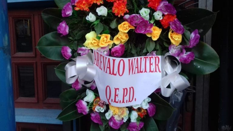 En la puerta principal, personas desconocidas colocaron dos coronas fúnebres, con la leyenda “Walter Arévalo Q.E.P.D” y “Dejá de joder con OSEP”.