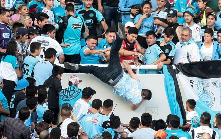 el partido clasico cordobes cordoba CORDOBA 15 de abril 2017 hincha talleres infiltrado en tribuna belgrano incidentes disturbios simpatizantes tiraron de la tribuna a un supuesto infiltrado agresion violencia arrojaron a Emanuel Balbo desde la popular willington esta en grave estado 
ALTERNATIVE CROP TO XNP101 - In this Saturday, April 15, 2017 photo, Emanuel Balbo is thrown from the stands by other fans during a match between Belgrano and Talleres, in Cordoba, Argentina. Balbo has been declared brain dead after he was chased down the terraces of a stadium and thrown from the bleachers. Balbo's father says his son was attacked by a mob after he faced off with a man that Balbo blamed for killing his brother. (AP Photo/Alvaro Martin Corral) cordoba Emanuel Balbo campeonato torneo primera division 2016 2017 futbol futbolistas partido belgrano de cordoba talleres de cordoba