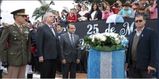 Passalacqua, el vice Herrera Ahuad y otras autoridades durante el homenaje a los próceres de Mayo de 1810. (Prensa Gobierno)