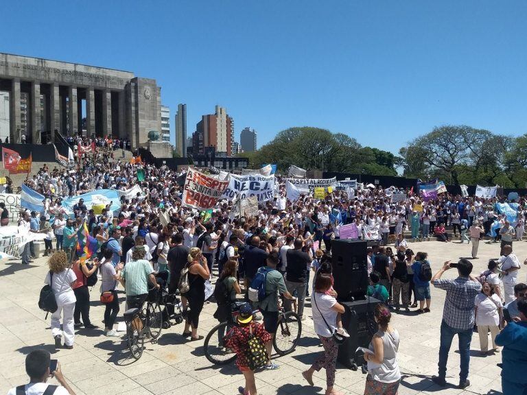 Enfermeros marcharon este miércoles al Monumento a la Bandera. (@NormaLopezSF)