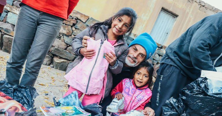 Sebastián Armenault hace donaciones por cada kilómetro recorrido. En mayo corrió 165 del desierto de Fiambalá y sorprendió con regalos a nenes carenciados.