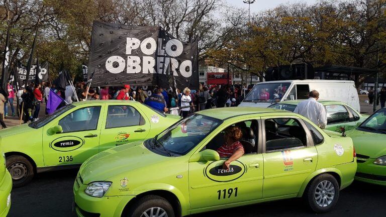 Marcha de taxistas y remiseros.