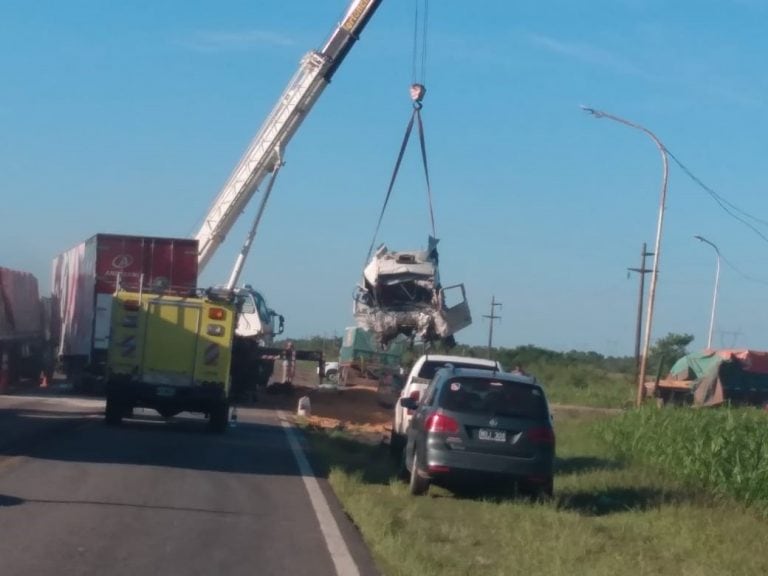 Chocaron dos camiones en la ruta 11: los vehículos resultaron destrozados. (Web).