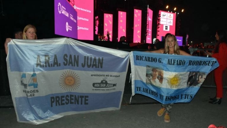 Luis Rodríguez y Andrea Mereles, viuda y madre de uno de los tripulantes sanjuaninos fallecidos en el submarino.