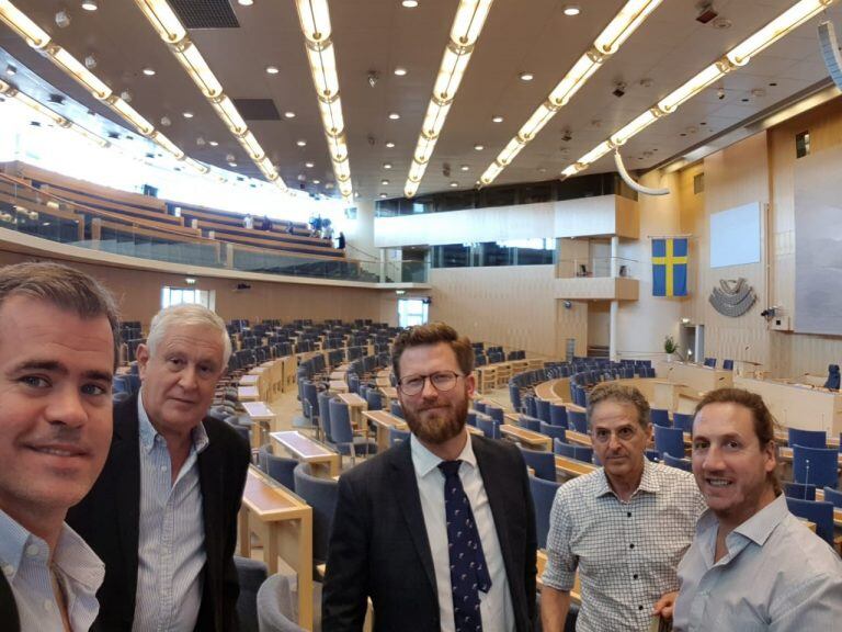 Esteban Piaggio, Jorge Maradey, Parlamentario Mathias Tegnér, del partido Socialdemócrata, Ing. Carlos Claret y Roberto Piaggio, en la Sala de Sesiones del Parlamento Sueco.
Crédito: MDG