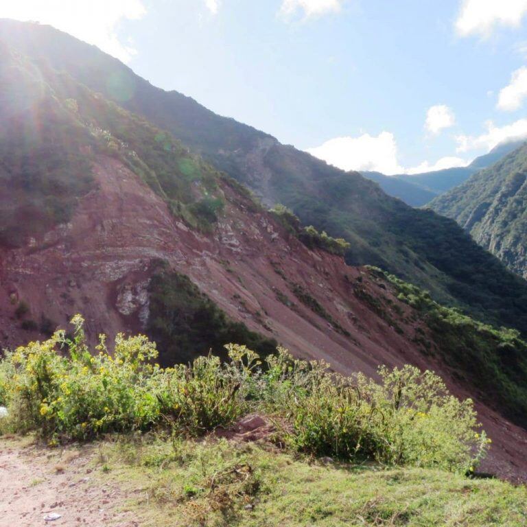 Un importante trabajo de dinamitado se realiza para completar el trazado del camino Santa Ana - Valle Colorado.