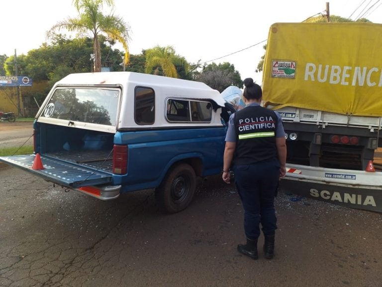 Camioneta que se incrustó en la parte trasera de un acoplado en la Avenida San Martín y Jorge Newbery. (Canal 12)