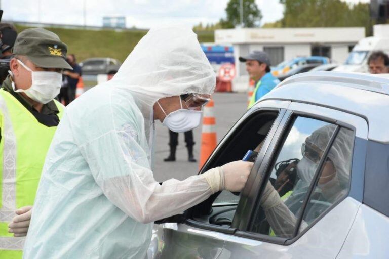 Dejarán de estar vigentes todos los certificados emitidos hasta el momento y solo podrán solicitar el nuevo permiso quienes desempeñen actividades consideradas esenciales. (Web)