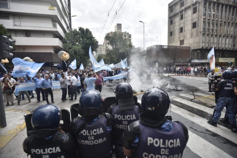 La protesta de Luz y Fuerza de este lunes con ataques a huevazos a Cadena 3 y rotura de vallas en la Lotería.