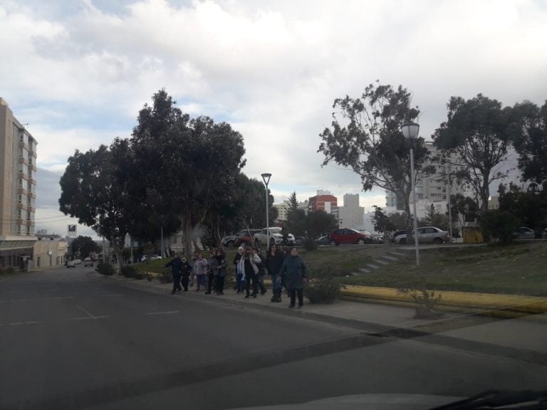 En distintos puntos se aguardó el arribo de los cuerpos. Foto M. Vidal