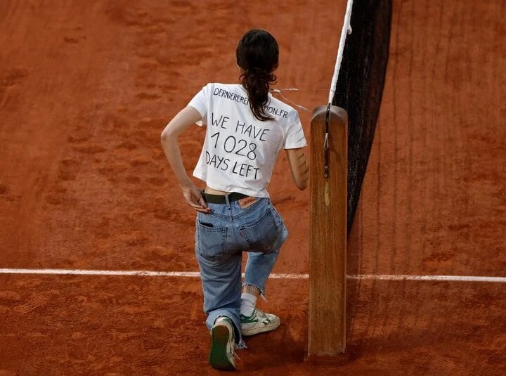 La imagen de la remera de la manifestante, con el mensaje de los "1028 días".