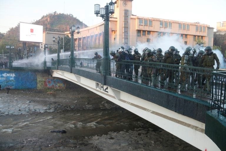 Detienen a un policía en chile por la caída de un adolescente de un puente (Web)