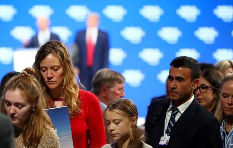 Greta Thunberg y Donald Trump de fondo. (REUTERS)