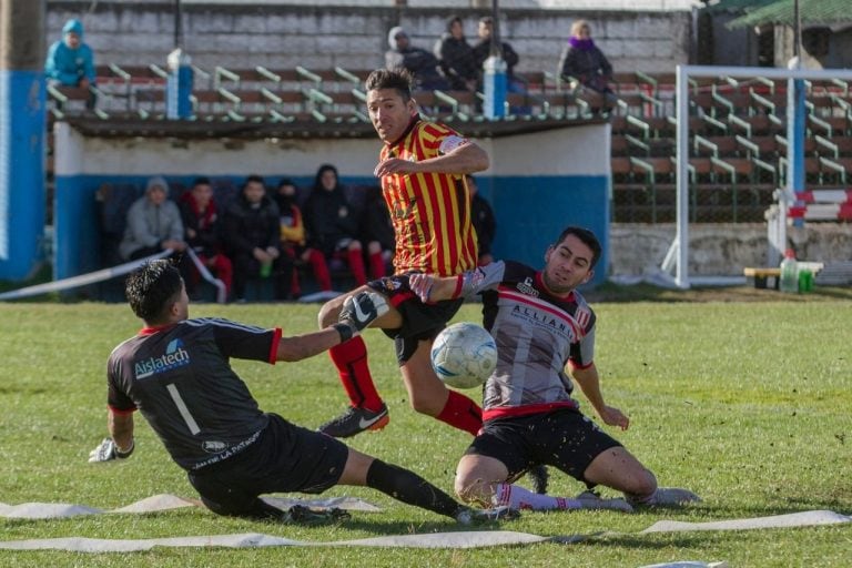 Cruz del Sur vs. Estudiantes Unidos (Foto: Bariloche2000).