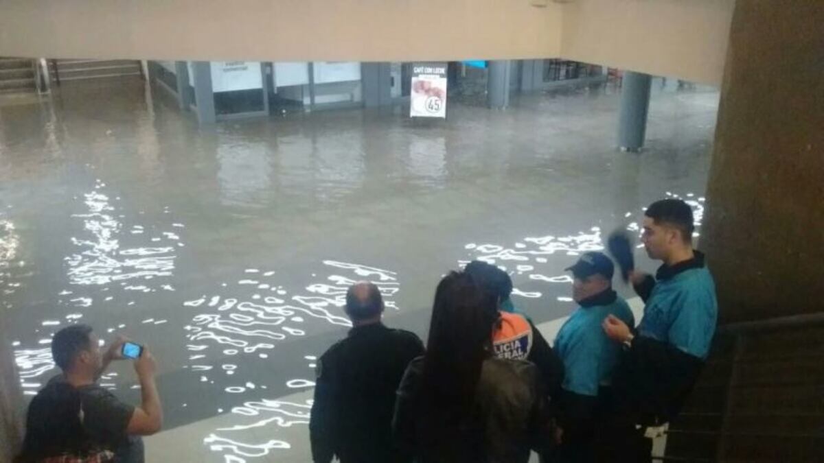 Hay interrupciones en los subtes debido a las inundaciones