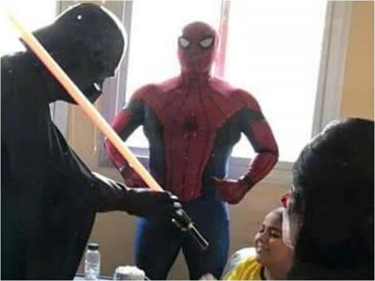 Darth Vader y El Hombre Araña cordobés visitaron a los chicos del área de Oncología del Hospital de Niños y así los alegraron. (Facebook)