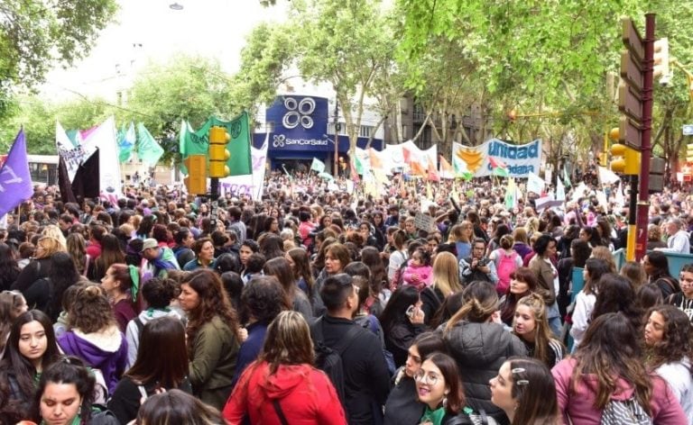 Bajo la consigna "vivas, libres y con trabajo nos queremos" una multitud se concentró en calle San Martín y Vicente Zapata.