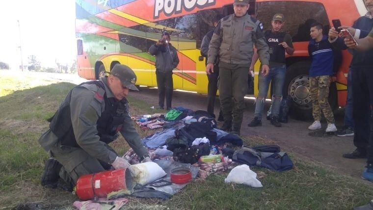 Bolivianos detenidos por llevar cocaína escondida en un matafuego (Gendarmería)