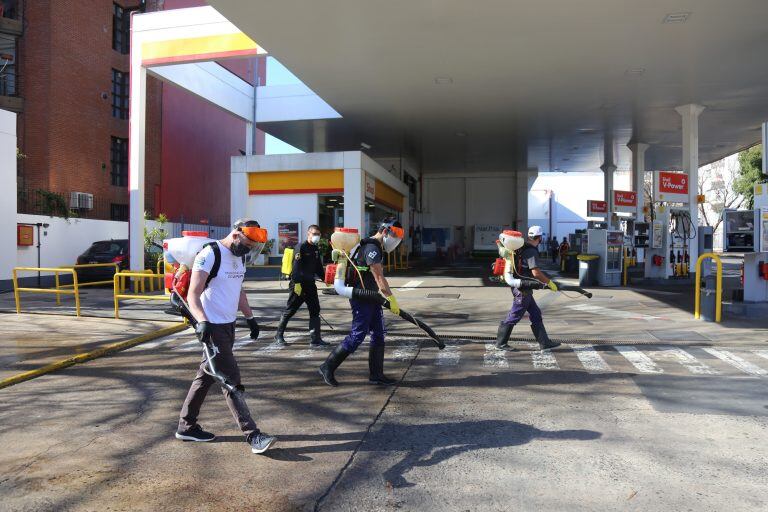 Operativo de desinfección en veredas y frentes de viviendas en el casco urbano de La Plata (Municipalidad de La Plata).