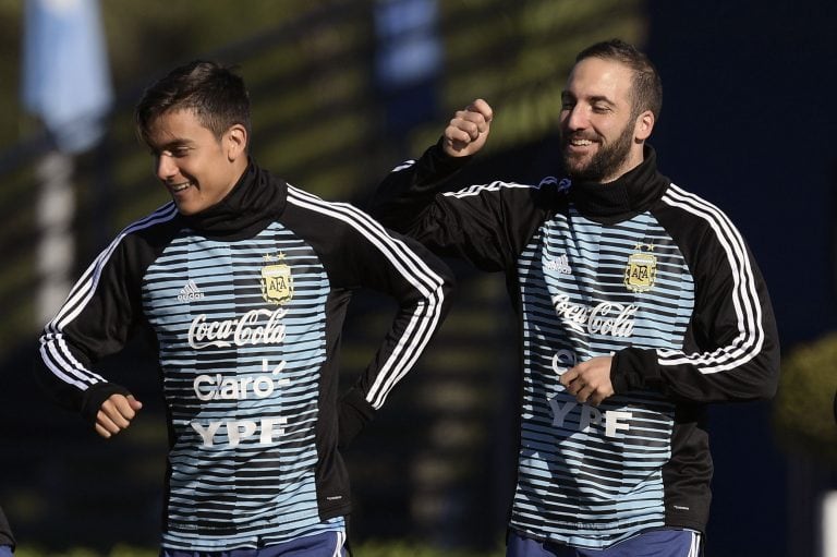 Gonzalo Higuain con Paulo Dybala.