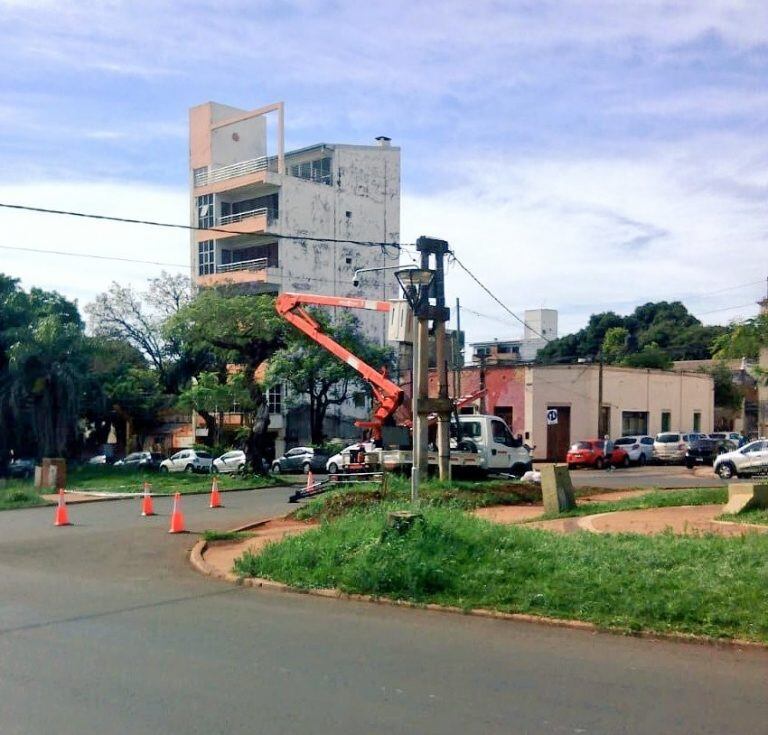 Instalación de videocámaras en el barrio El Palomar de Posadas donde funciona el comedor universitario de la UNaM. (M. de Gobierno)