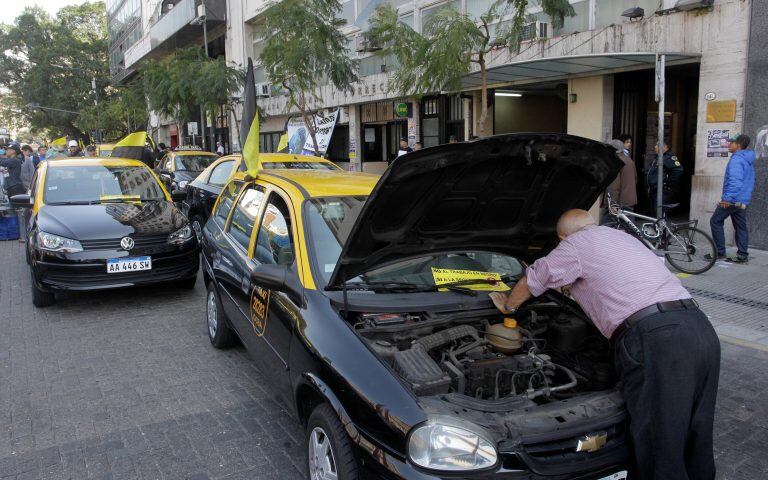 DYN201, BUENOS AIRES 28/09/2016, TAXISTAS SE MANIFIESTAN ESTA MAÑANA FRENTE A LOS TRIBUNALES CONTRA EL FUNCIONAMAMIENTO DEL SERVICIO DE UBER. FOTO: DYN/ALBERTO RAGGIO. ciudad de buenos aires  taxistas protestan contra Uber protestas manifestaciones taxistas