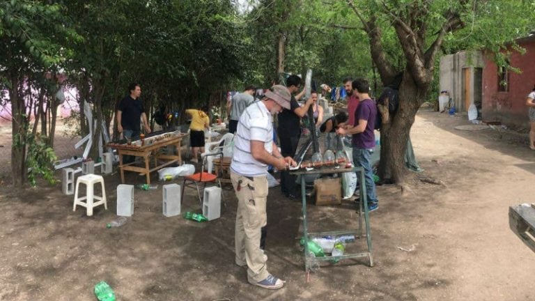 Crean termotanques solares a partir del reciclado de botellas, latas y tetras.