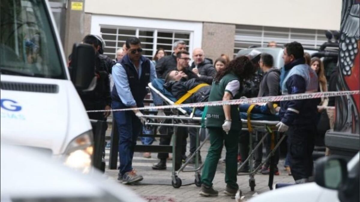 Ladrón y cliente heridos en medio de un robo a un kiosco céntrico