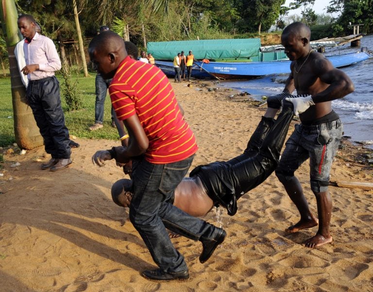 Naufragó un barco de lujo en Uganda EFE/EPA/RONALD KABUUBI