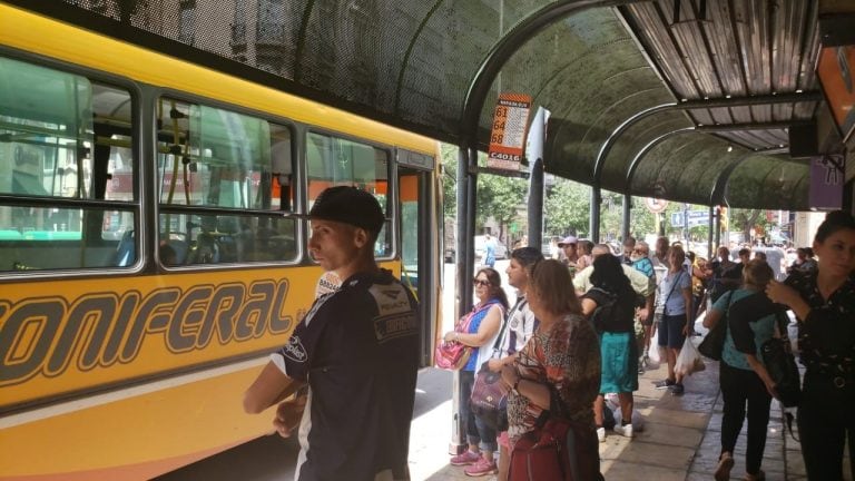 Asambleas de transporte urbano en Córdoba por protesta de choferes, colas en las paradas.