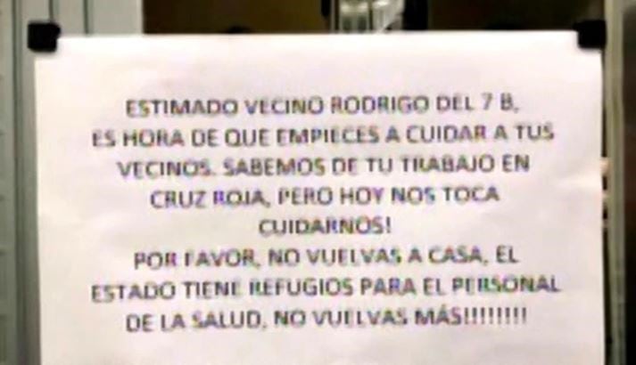 Cuando el psicólogo y enfermero Rodrigo Cuba llegó a su departamento tras finalizar su jornada laboral en la Cruz Roja, se encontró con un cartel pegado en el espejo del ascensor de su edificio.