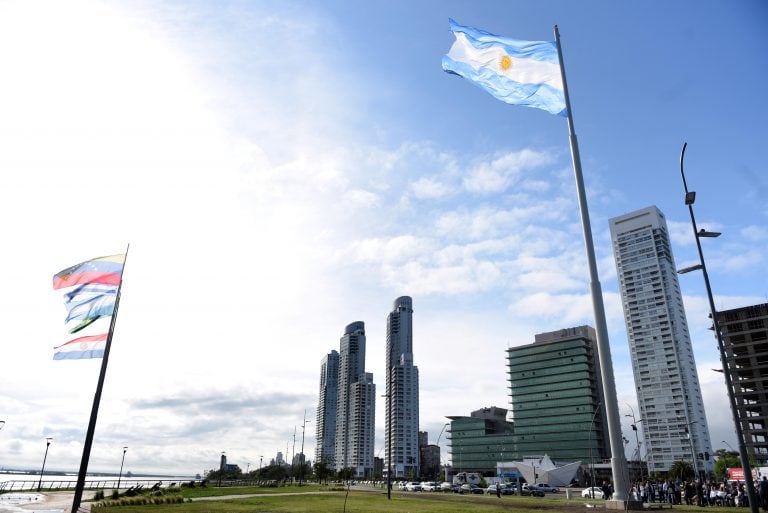 Se inauguró el primer mega mástil sobre la vera del río Paraná