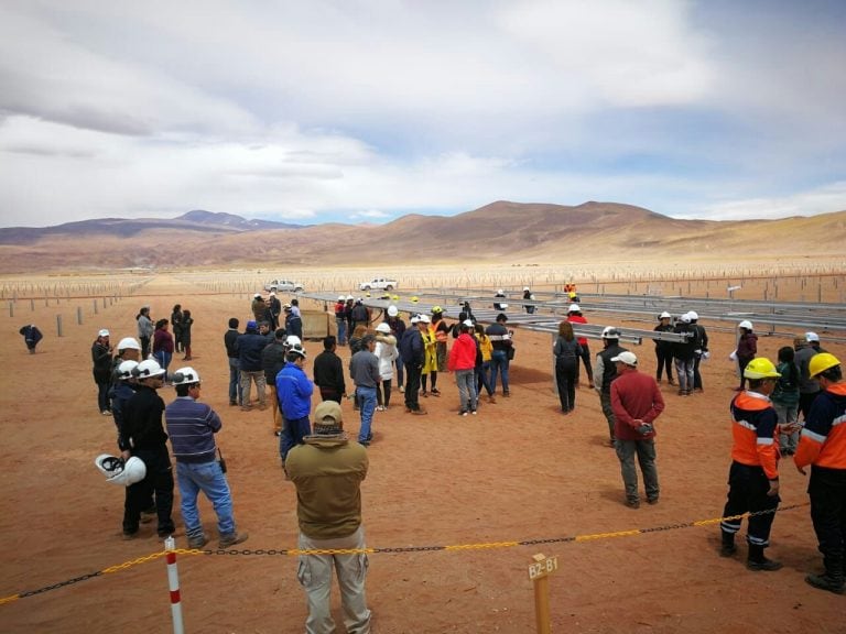 Los periodistas observaron in situ la instalación de los paneles solares de fabricación china.