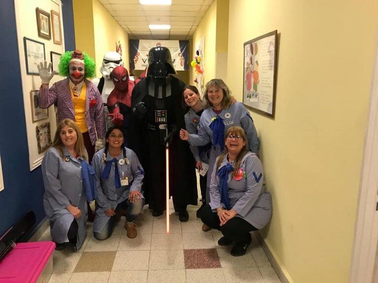 Darth Vader y El Hombre Araña cordobés visitaron a los chicos del área de Oncología del Hospital de Niños y así los alegraron. (Facebook)