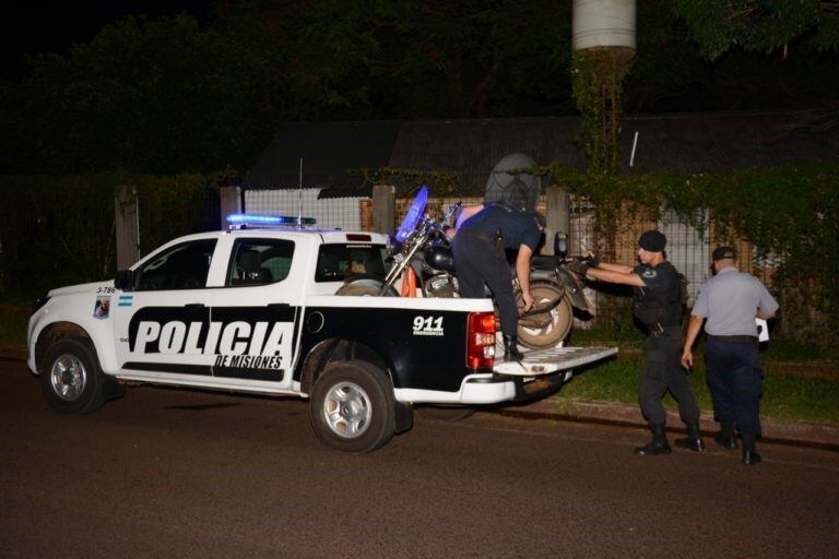 Misiones. La policía misionera en uno de los operativos en los que fue secuestrada una moto. (Policía)