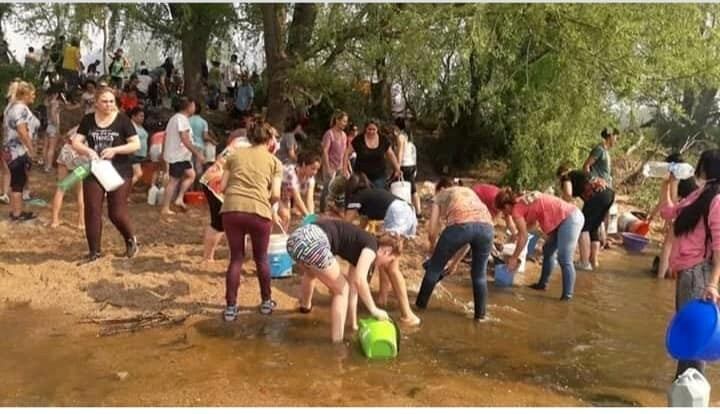 En Mina Clavero se formó un corredor humano de acarreo de agua para combatir los incendios. (Belen Intima)