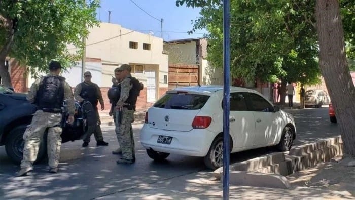 Efectivos llegaron hasta el lugar para negociar con la mujer.