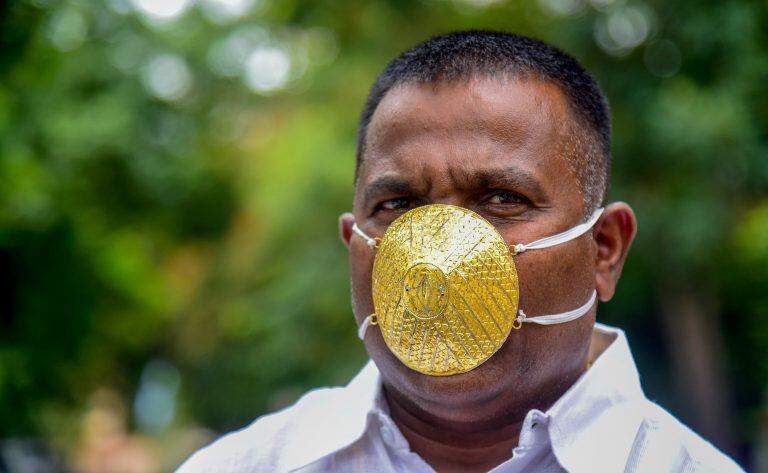 Shankar Kurhade con su mascarilla de oro (Photo por Sanket WANKHADE / AFP)