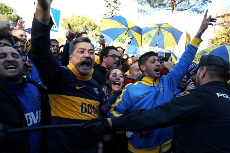 Hinchas de Boca acudieron a Madrid para presenciar la postergada final de la Copa Libertadores (AP)