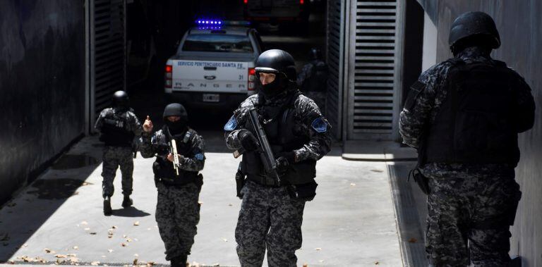 Operativo policial en la audiencia imputativa de Esteban Lindor Alvarado en Rosario. (Juan José García)