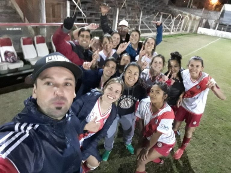 El equipo ganador junto a su director técnico Mario Staudt, el estratega que las llevó a clasificar al Regional. (Liga Obereña)