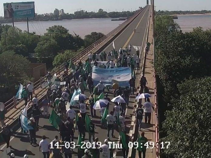 Organizaciones sociales y sindicatos cortaron el puente Gral. Belgrano en reclamo de mejoras salariales.