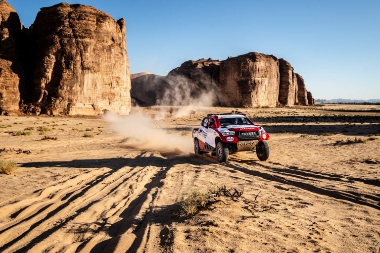 Alonso, durante su entrenamiento para  el Dakar 2020, con Toyota. Lo navega Marc Coma, cinco veces ganador del rally en Motos.