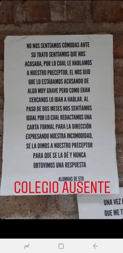 Carteles donde denuncian acoso.