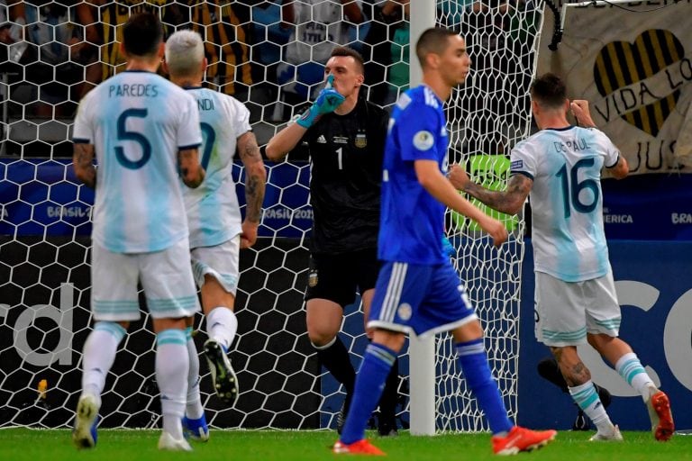 Armani atajó el penal que mantuvo con vida a Argentina en el partido.